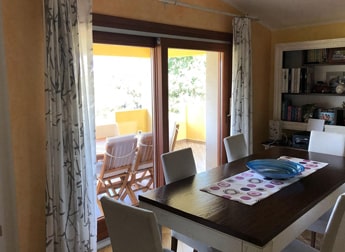 Immagine riguardante infissi in legno e alluminiio, posati su una casa con stile moderno.